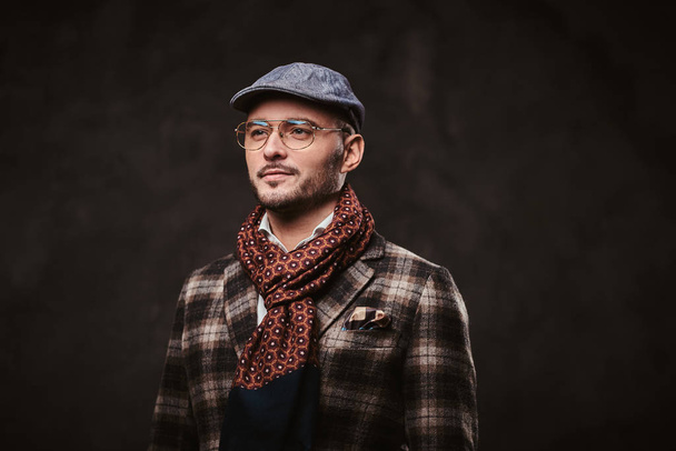 Empresário elegante bem sucedido posando em um estúdio usando jaqueta quadriculada, óculos e cachecol
 - Foto, Imagem