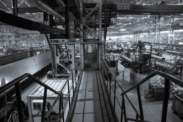 Промышленный цех завода газопроводов
 - Фото, изображение