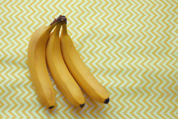 Banda żółtych bananów. Zdrowe owoce - Zdjęcie, obraz