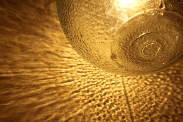 Abstract patroon van een glazen lamp op de muur - Foto, afbeelding