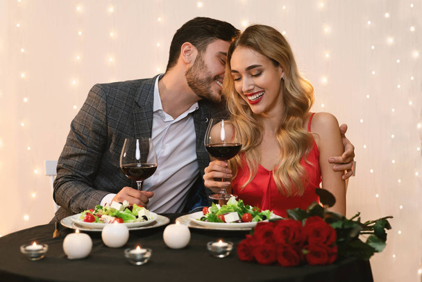 Liebendes Paar speist im Restaurant, hat romantisches Date, feiert Valentinstag - Foto, Bild