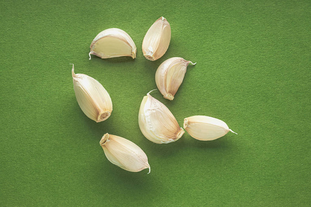 close-up of young garlic isolated on green - Foto, Imagen