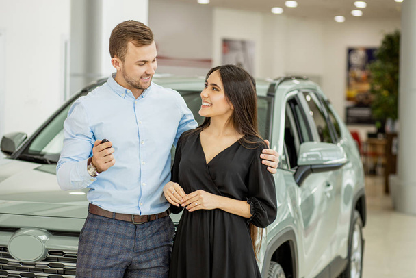happy couple get new automobile in dealership - Foto, immagini