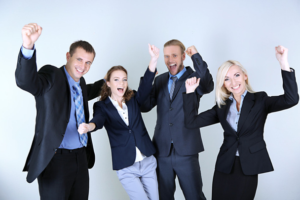 Gruppe von Geschäftsleuten auf grauem Hintergrund - Foto, Bild