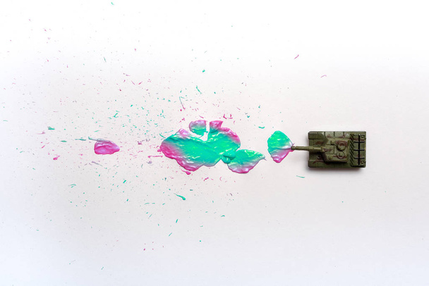 Іграшковий танк вистрілює яскравою фарбою замість куль
 - Фото, зображення