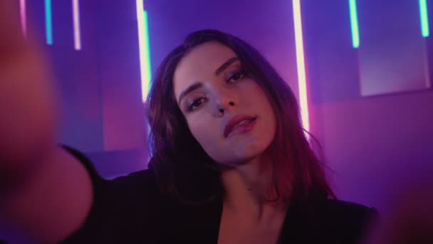 neon light face woman video selfie flirting purple - Filmagem, Vídeo