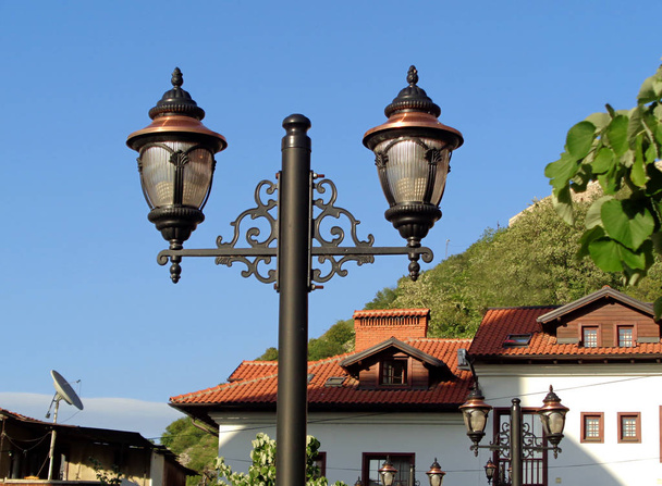 Hermosa lámpara de calle en el casco antiguo de Prizren, Kosovo
 - Foto, Imagen