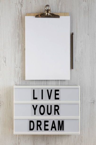 "Éld az álmod" szavak egy villanydobozon, írótáblán üres shee-vel - Fotó, kép