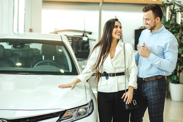 happy couple get new automobile in dealership - Zdjęcie, obraz