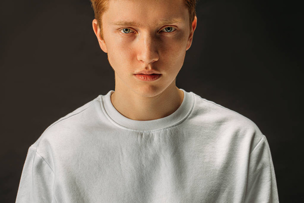 handsome redhead guy isolated over black background - Foto, afbeelding
