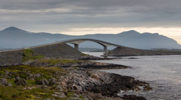 Carretera atlántica en Noruega - Carretera atlántica de transporte en Noruega Storseisundet puente sobre los lugares de interés marítimo de los viajes de los escandinavos. - Foto, imagen