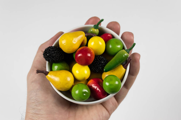 bol sain avec des fruits et légumes sur la table à la maison tenir la main
  - Photo, image