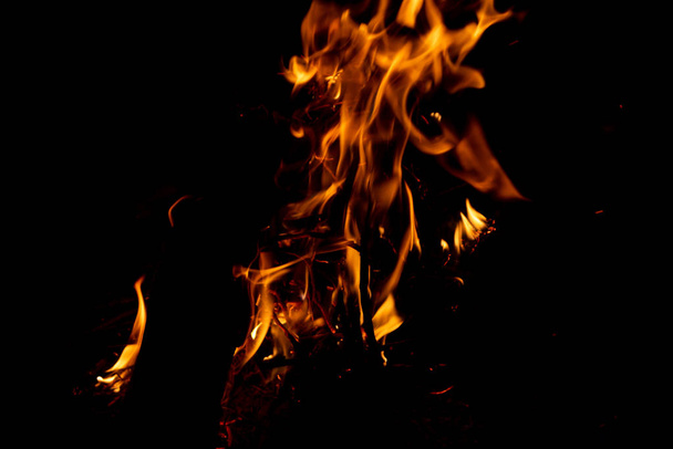 Fuego ardiente brillante en la oscuridad muestra el lado romántico de una fogata o hoguera, la seguridad contra incendios y la necesidad de un seguro contra incendios, así como aventuras de supervivencia al aire libre con los niños y la familia
 - Foto, Imagen