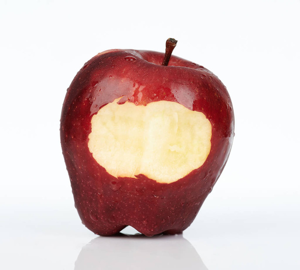 Pomme rouge humide avec morsure
 - Photo, image
