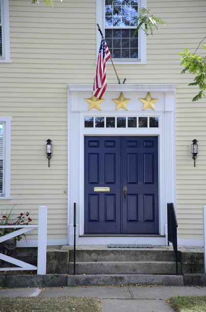 keltainen talo sininen ovi
 - Valokuva, kuva