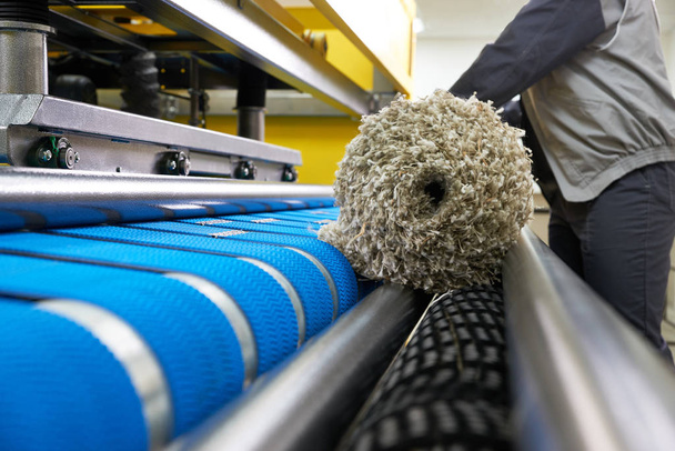 Travailleur de blanchisserie en cours de travail sur la machine automatique pour le lavage de tapis dans le nettoyage à sec
 - Photo, image