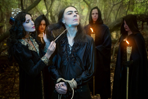 Giovane donna strega condurre un rito di magia nera
. - Foto, immagini