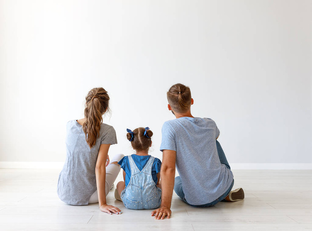heureux famille mère, père et enfant fille dos à blanc
  - Photo, image