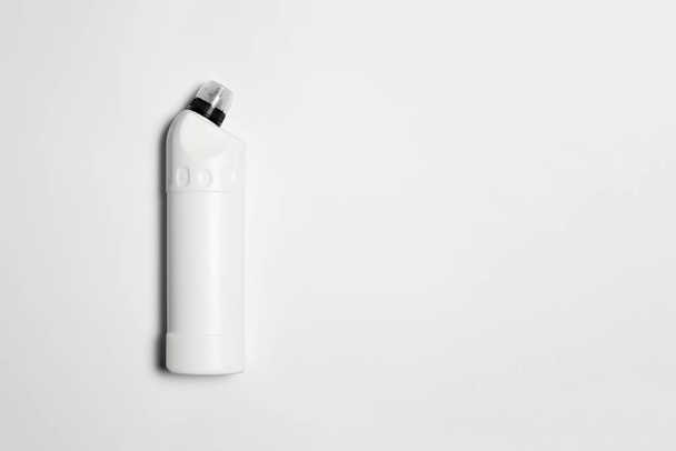 Πλαστικό λευκό μπουκάλι Mockup, υγρό απορρυπαντικό για άπλυτα, καθαριστικό τουαλέτας ή νεροχύτη, αντιβακτηριδιακό τζελ για τον καθαρισμό μπάνιου.Υψηλής ανάλυσης φωτογραφία. - Φωτογραφία, εικόνα