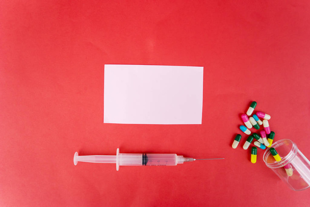Syringe and capsules beside transparent label - Foto, immagini