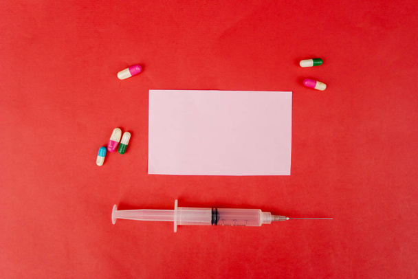 Syringe and tablets around transparent label - Valokuva, kuva