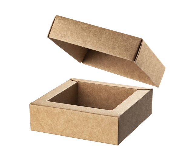 Caja de cartón abierta aislada sobre fondo blanco - Foto, Imagen