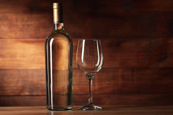 butelka białego wina z kielichem - Zdjęcie, obraz
