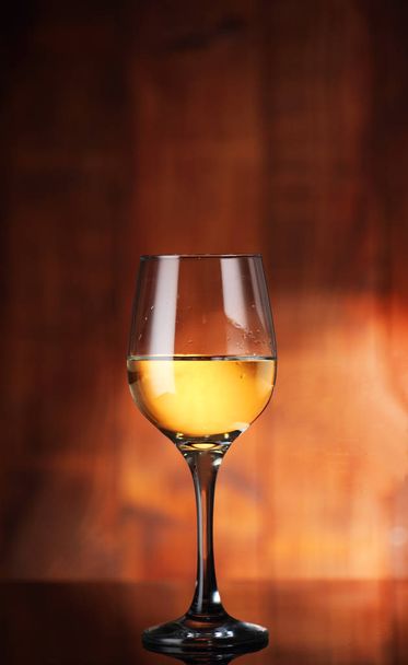 Glas goblet met wijn - Foto, afbeelding