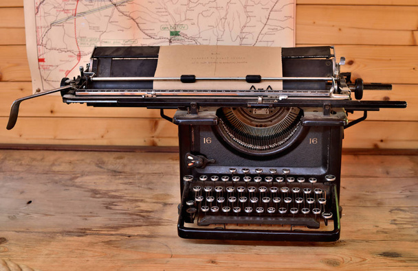 Alte antike Schreibmaschine aus dem Ersten Weltkrieg im Grunge-Look auf einem Holztisch - Foto, Bild