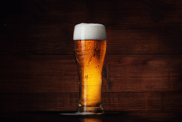 ビールと泡の大きなビールマグカップ - 写真・画像