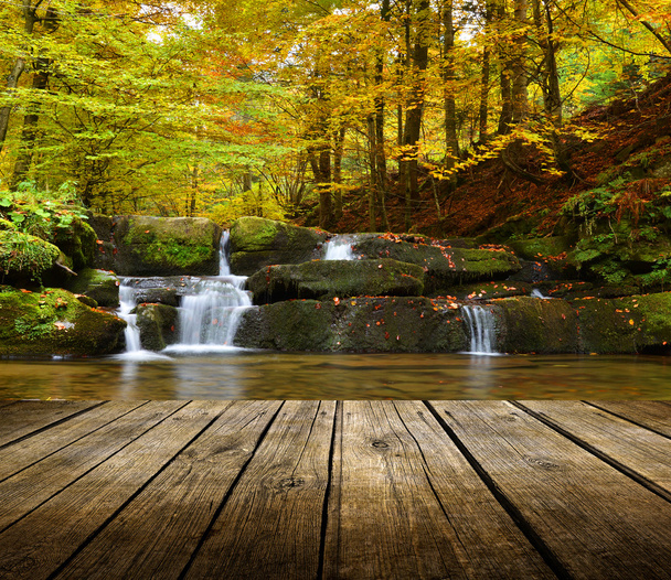 空のテーブルと秋の滝の背景 - 写真・画像