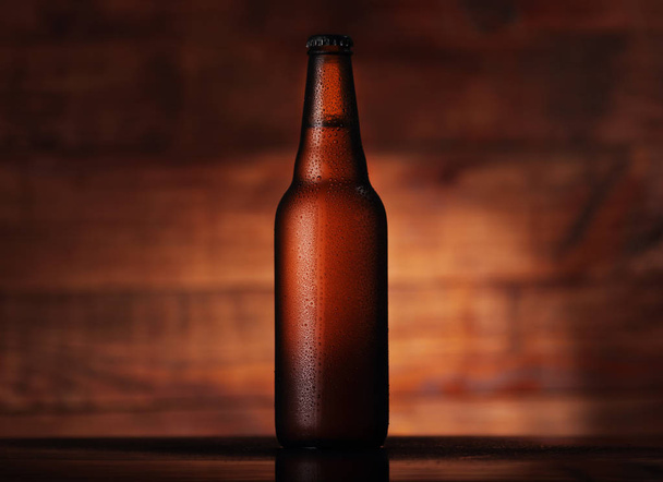 brown full bottle with beer - Foto, afbeelding