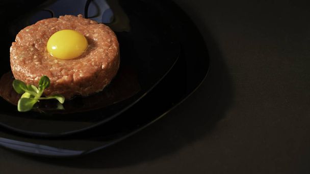 tartare de carne bovina com ovo
 - Foto, Imagem