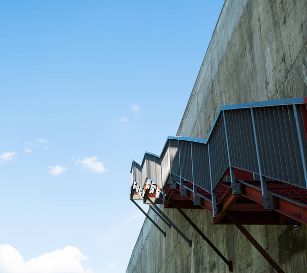 Metalli portaat harmaa betoniseinä - Valokuva, kuva