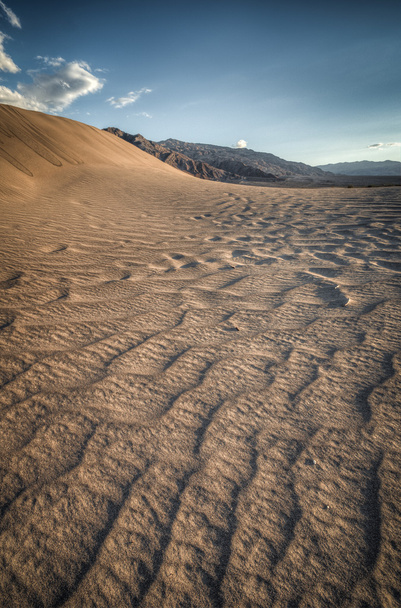 песчаная дюна похожа на волну в Долине Смерти
 - Фото, изображение
