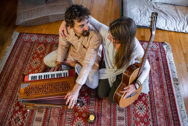 Couple chamanique avec instruments de musique
 - Photo, image