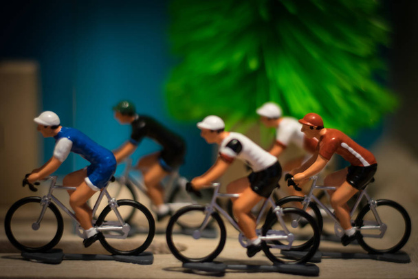 мініатюрний набір велосипедистів в приміщенні
 - Фото, зображення