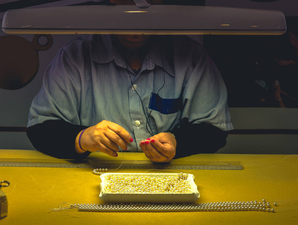 ručně vyráběné perly v továrně na mallorky - Fotografie, Obrázek