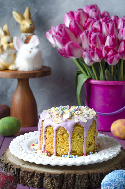 Pastel de Pascua con pétalos de almendra conejos y tulipanes
   - Foto, Imagen