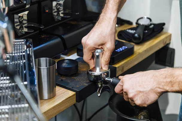 Barista pressing coffee to portafilter - Foto, Imagem