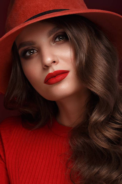 Beautiful sexy woman in a fashionable hat, with classic make-up, wave hair and red lips. Beauty face. - Foto, Imagem