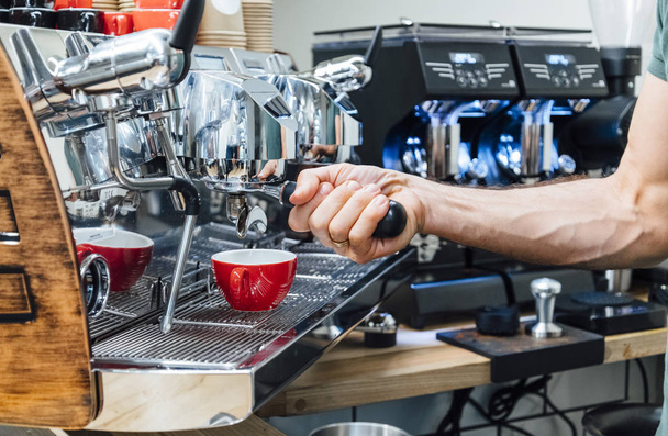 Közelkép barista holding szűrő tartó, míg kávé mach közelkép - Fotó, kép