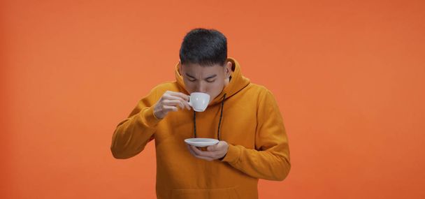 Young man drinking tea - Fotoğraf, Görsel