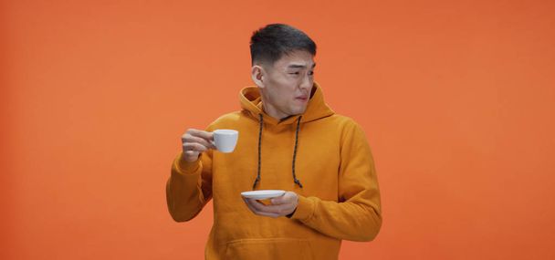 jonge man het drinken van thee - Foto, afbeelding