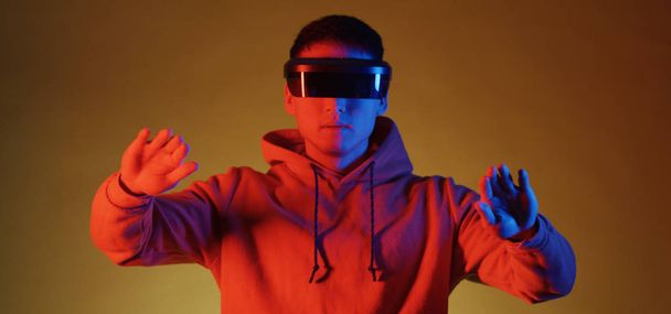 Young man wearing vr goggles - Foto, immagini