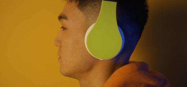 joven escuchando música con auriculares - Foto, Imagen