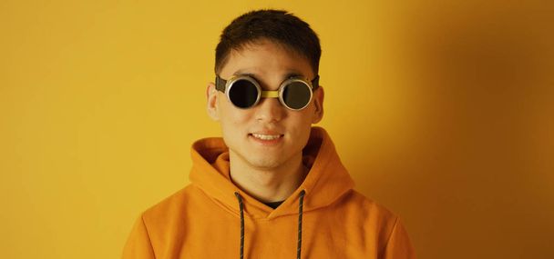 Молодой человек в сварных очках
 - Фото, изображение