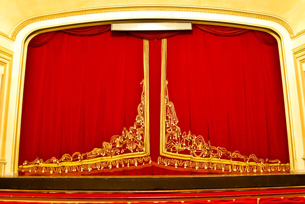 Sahnede tiyatro perdesi ve ışıklandırma. Tiyatro perdesinin tasviri. - Fotoğraf, Görsel