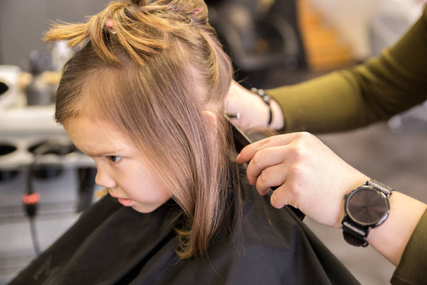 Menina sentada no salão de cabeleireiro, capa preta capa
 - Foto, Imagem