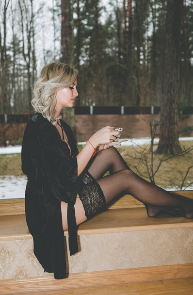 Kaunis blondi tyttö sukat juo cofe aamulla. Sukat päällä
 - Valokuva, kuva